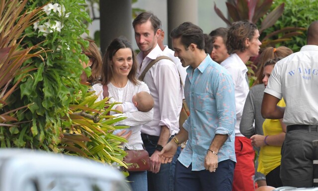 PÅ FERIE: Her er Pippa Middleton avbildet sammen med lille Arthur, ektemannen James Matthews (i midten bak) og svigerbroren Spencer Matthews (t.h.). Foto: NTB Scanpix PÅ FERIE: Her er Pippa Middleton avbildet sammen med lille Arthur, ektemannen James Matthews (i midten bak) og svigerbroren Spencer Matthews (t.h.). Foto: NTB Scanpix